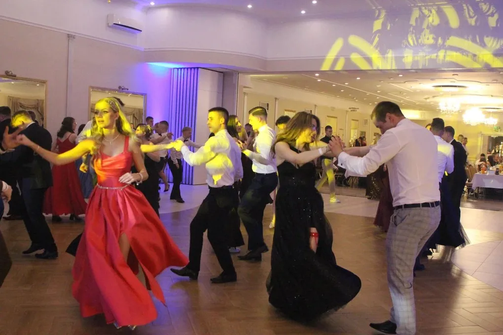 Ostatni bal przed maturą. Studniówka uczniów "Ekonomika" (zdjęcia, wideo)