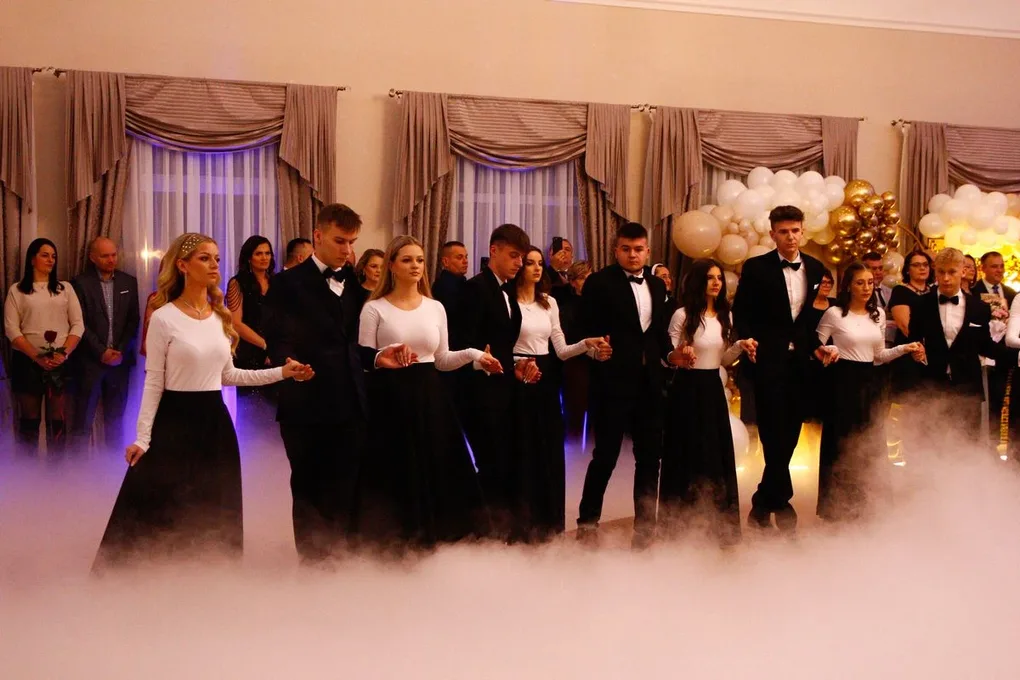 Ostatni bal przed maturą. Studniówka uczniów "Ekonomika" (zdjęcia, wideo)