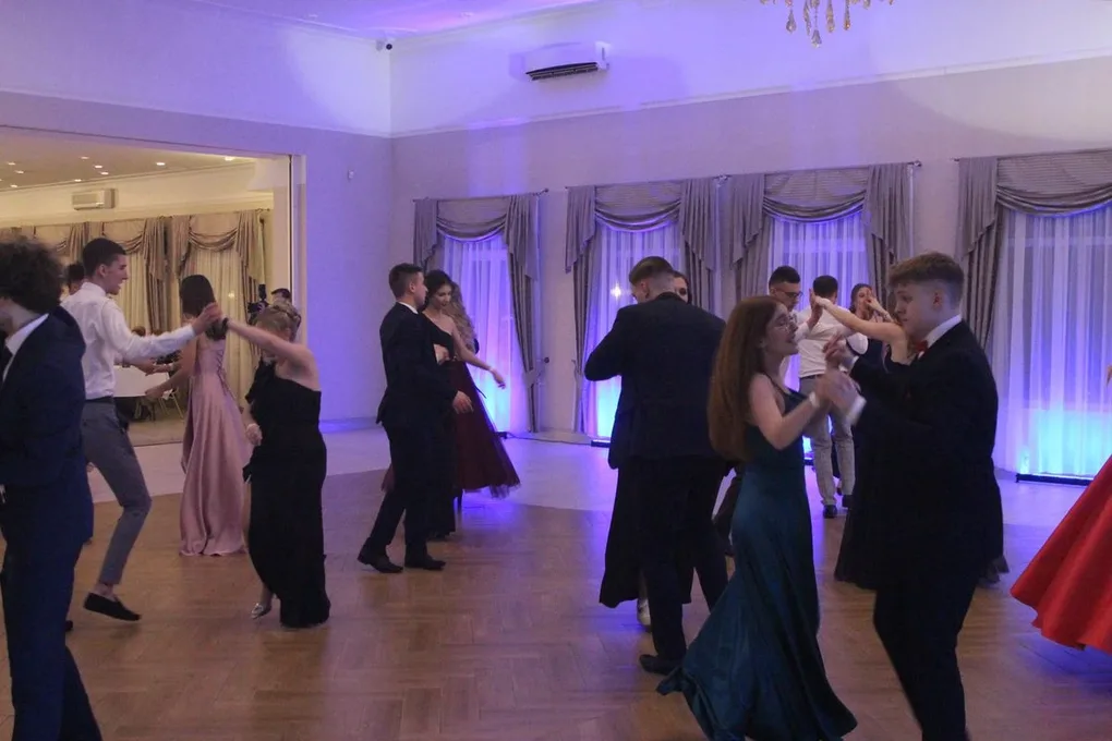 Ostatni bal przed maturą. Studniówka uczniów "Ekonomika" (zdjęcia, wideo)