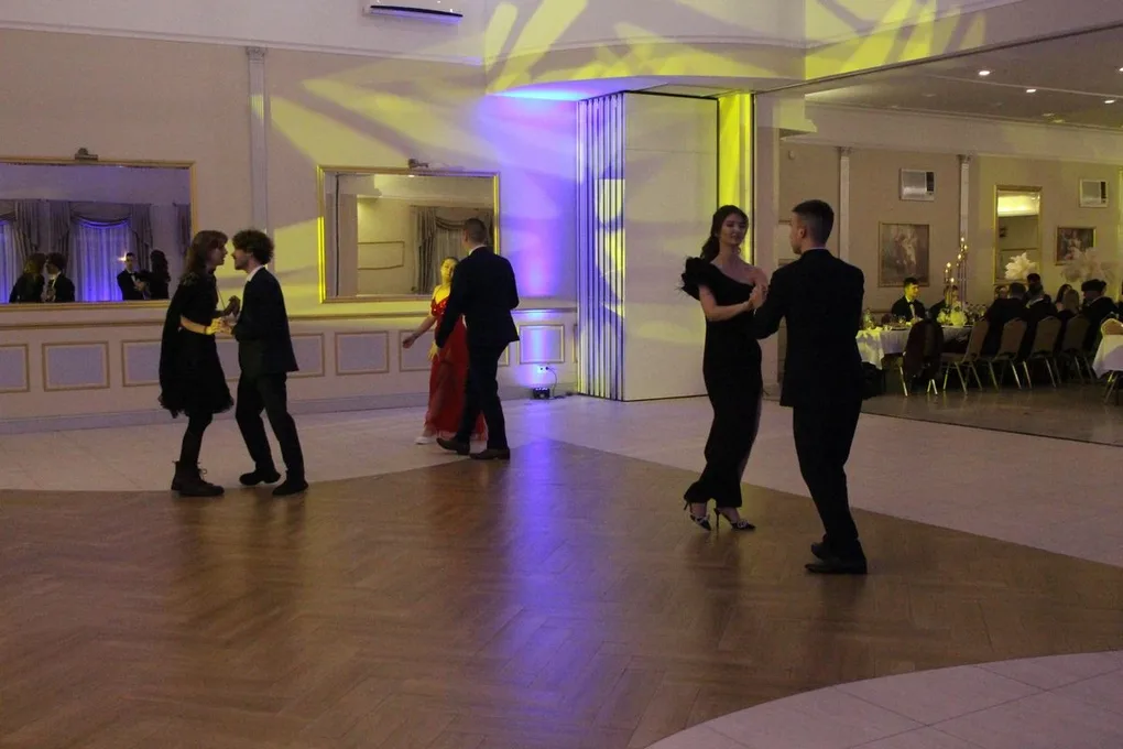 Ostatni bal przed maturą. Studniówka uczniów "Ekonomika" (zdjęcia, wideo)