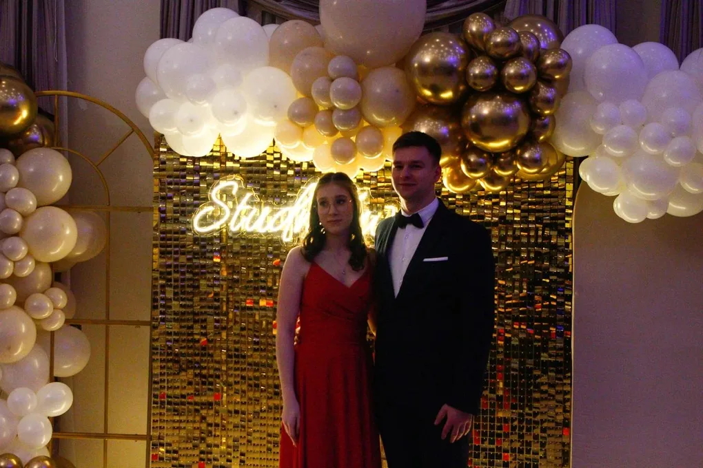 Ostatni bal przed maturą. Studniówka uczniów "Ekonomika" (zdjęcia, wideo)