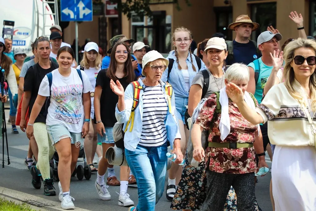 40. Piesza Pielgrzymka Łomżyńska na Jasną Górę przeszła przez Ostrów Mazowiecką (zdjęcia)