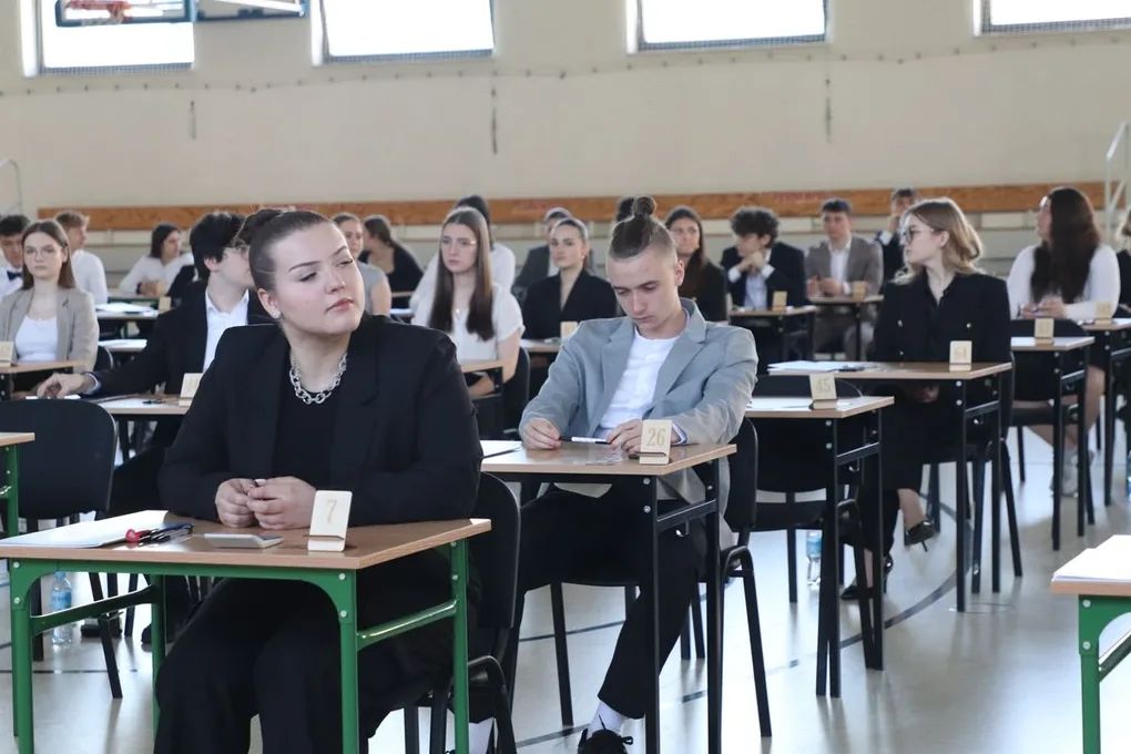 Maturzyści z "Koperniczka" mierzą się dziś z matematyką (zdjęcia)