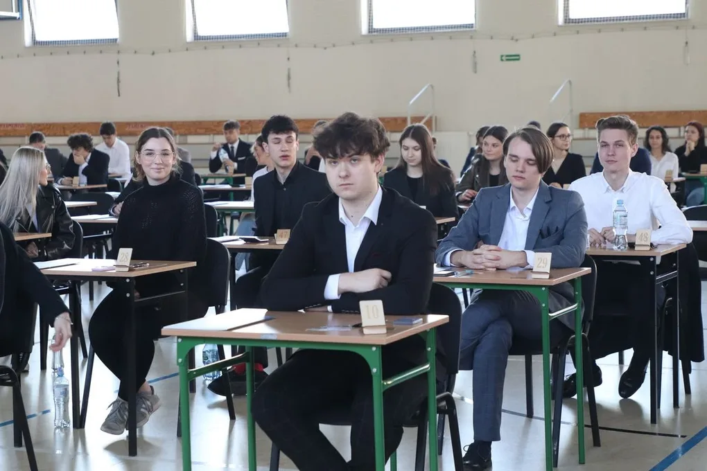 Maturzyści z "Koperniczka" mierzą się dziś z matematyką (zdjęcia)