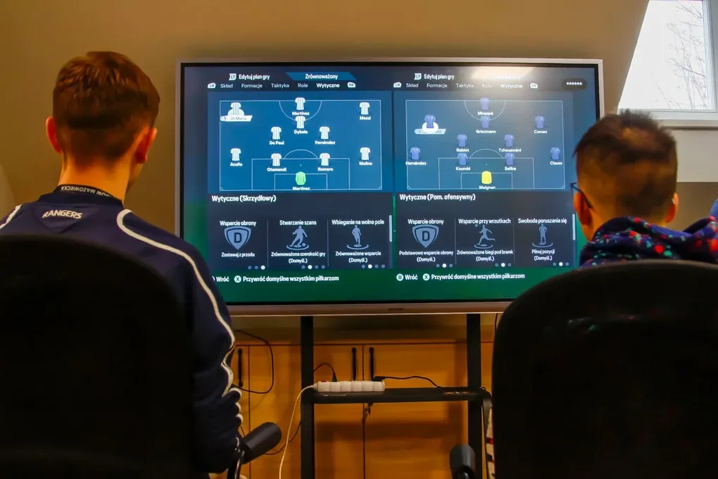 Wirtualni sportowcy, lecz prawdziwe emocje! - I Otwarty Turniej FIFA w Bibliotece (zdjęcia)
