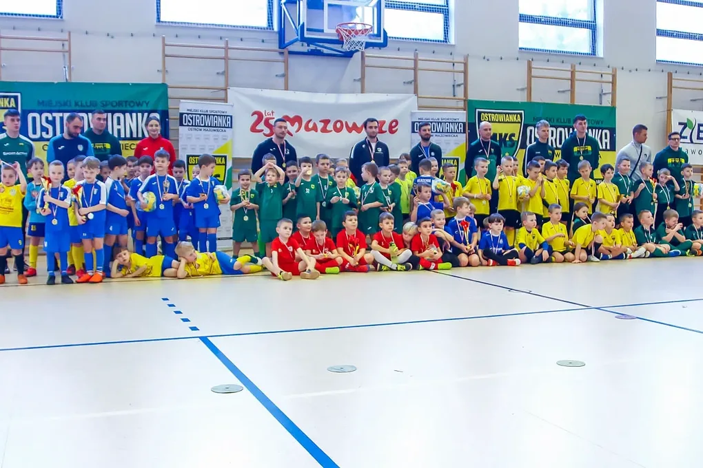 Halowe Granie, część pierwsza - przyjazna rywalizacja drużyn z rocznika 2017 (zdjęcia)