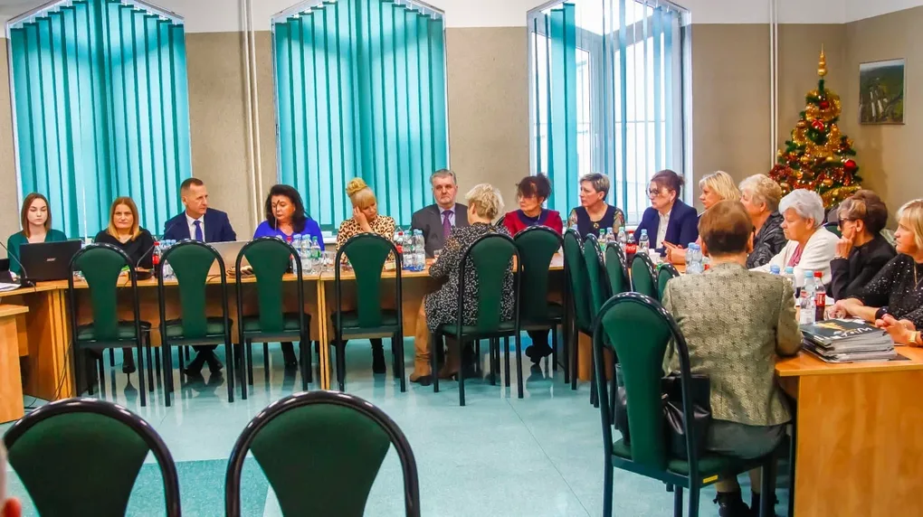 Przegląd kluczowych decyzji na Sesji Rady Gminy Ostrów Mazowiecka (zdjęcia)