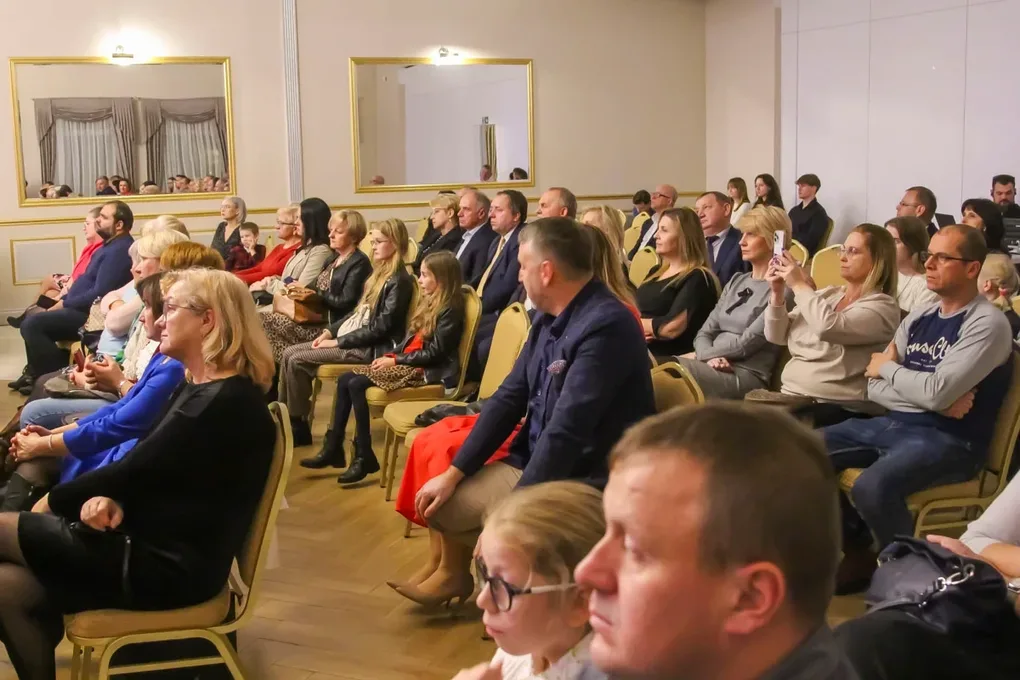 Pieśni patriotyczne wybrzmiały w sobotni wieczór w Zajeździe Cobra (zdjęcia)