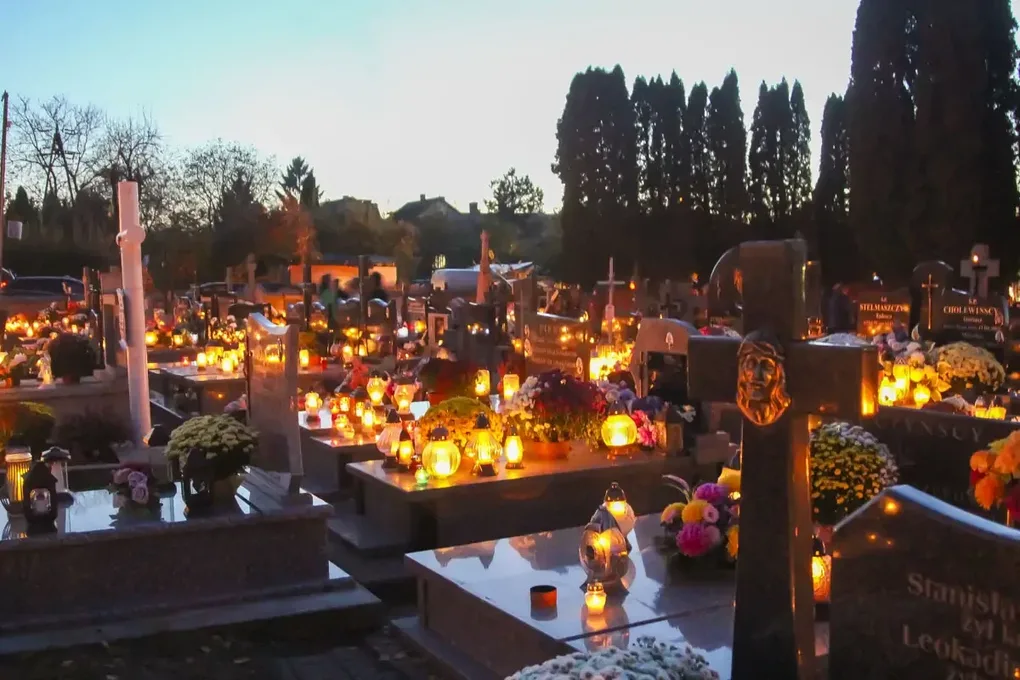 Zobacz niepowtarzalną atmosferę  ostrowskiego cmentarza w dniu Wszystkich Świętych na naszych zdjęciach