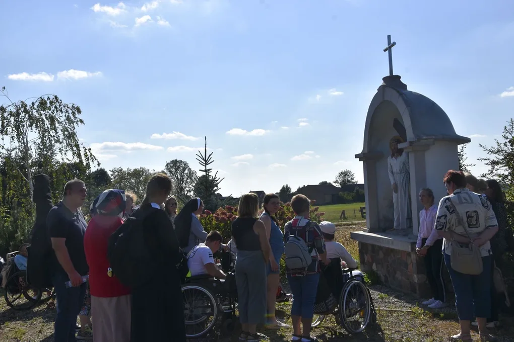 Członkowie stowarzyszenia "Przystań" pielgrzymowali do Hodyszewa (zdjęcia)