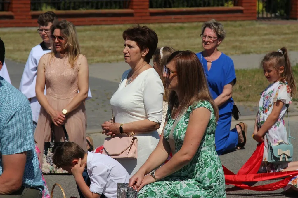 Z parafią pw. Opatrzności Bożej przez ulice Ostrowi Mazowieckiej. Uroczysta procesja Bożego Ciała (zdjęcia)