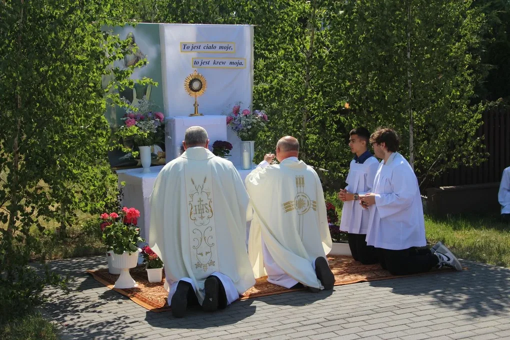 Z parafią pw. Opatrzności Bożej przez ulice Ostrowi Mazowieckiej. Uroczysta procesja Bożego Ciała (zdjęcia)
