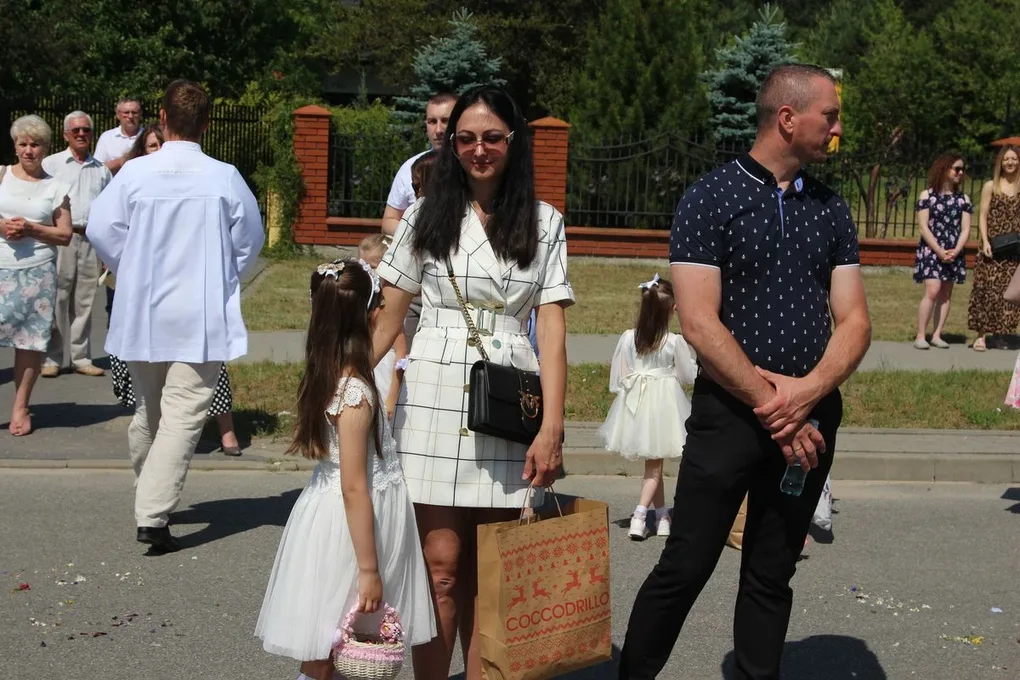 Z parafią pw. Opatrzności Bożej przez ulice Ostrowi Mazowieckiej. Uroczysta procesja Bożego Ciała (zdjęcia)