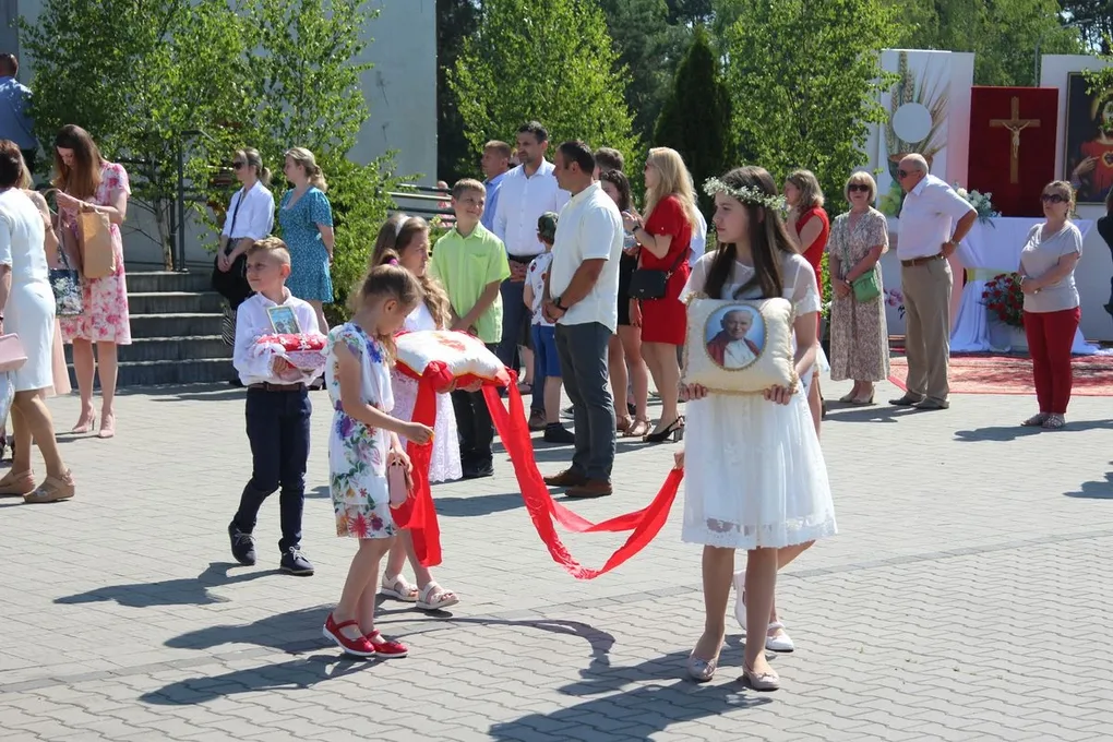 Z parafią pw. Opatrzności Bożej przez ulice Ostrowi Mazowieckiej. Uroczysta procesja Bożego Ciała (zdjęcia)