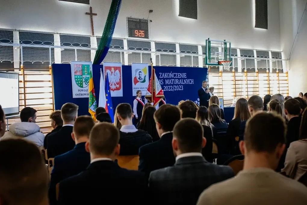Świadectwa wręczone! Zakończenie roku szkolnego maturzystów z ostrowskiego "Rubinka" (zdjęcia) 