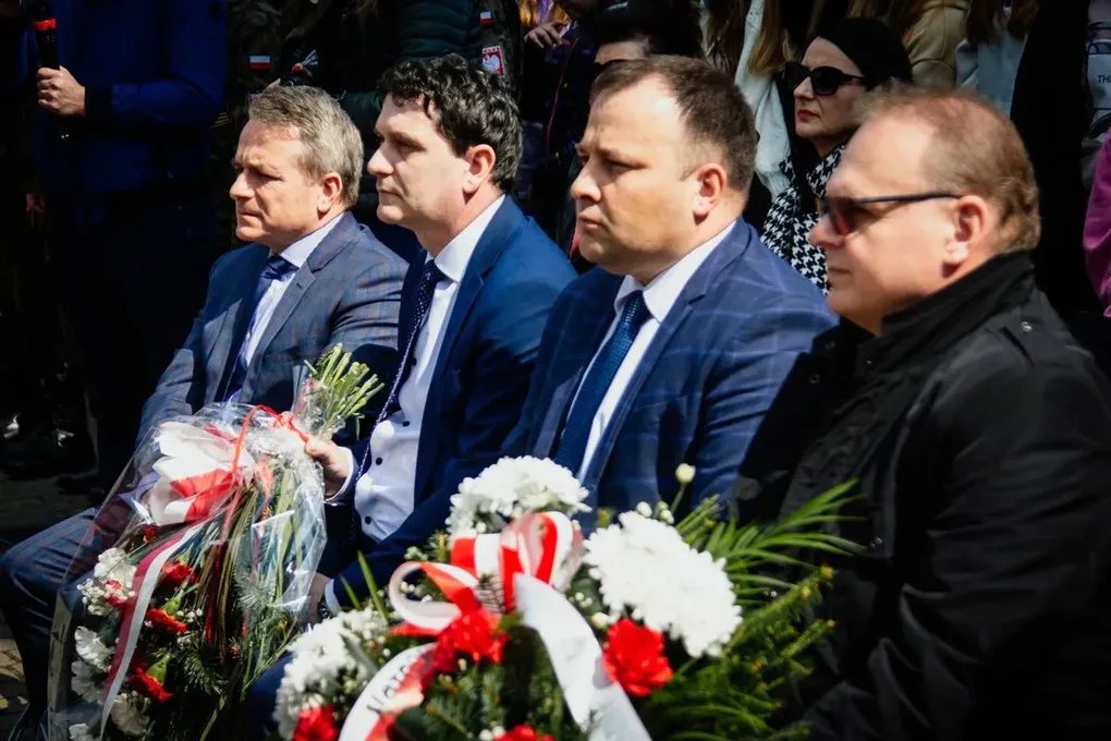 Pamięć o ofiarach - uroczystość upamiętniająca Zbrodnię Katyńską i aresztowanie uczniów Szkoły Handlowej (zdjęcia, wideo)