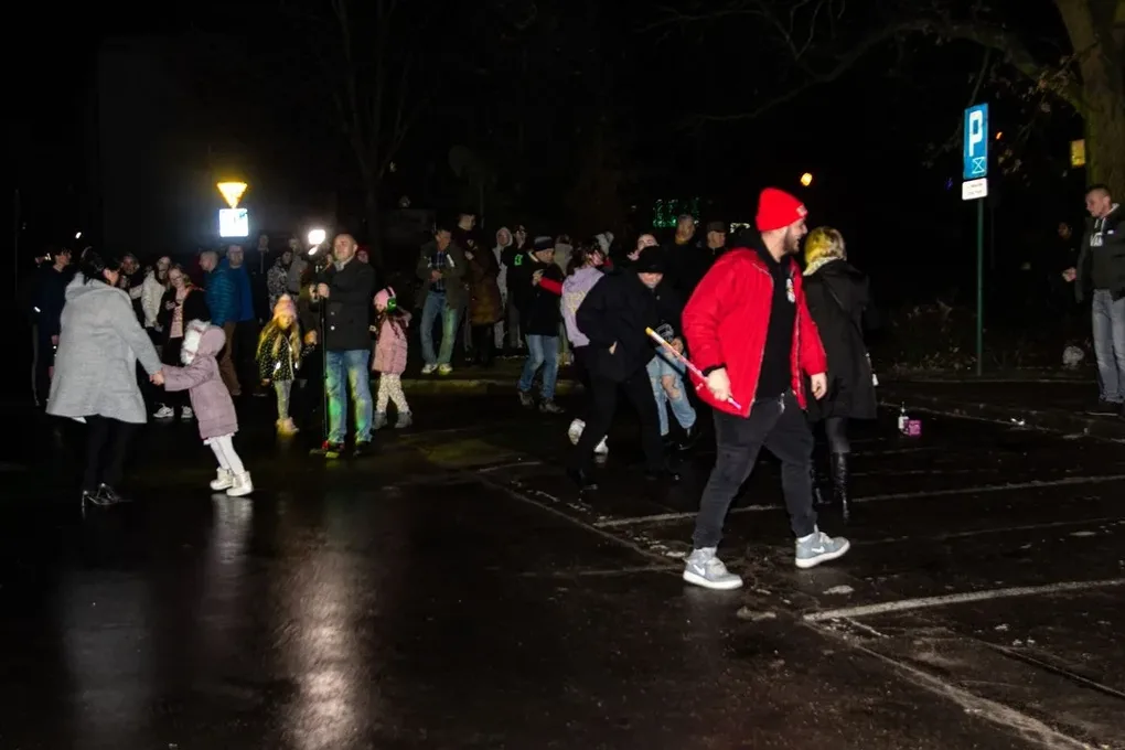 Mieszkańcy wspólnie rozpoczęli nowy rok przed ratuszem miejskim! (zdjęcia)