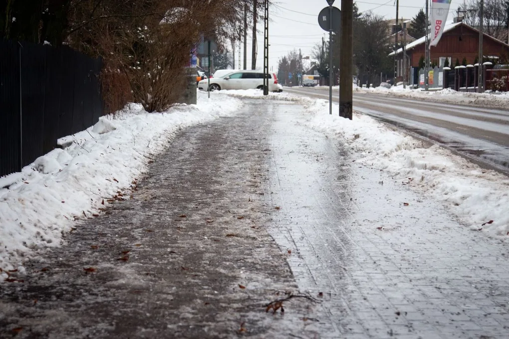 Gołoledź zapanowała w powiecie ostrowskim. Pamiętajcie o zachowaniu ostrożności!