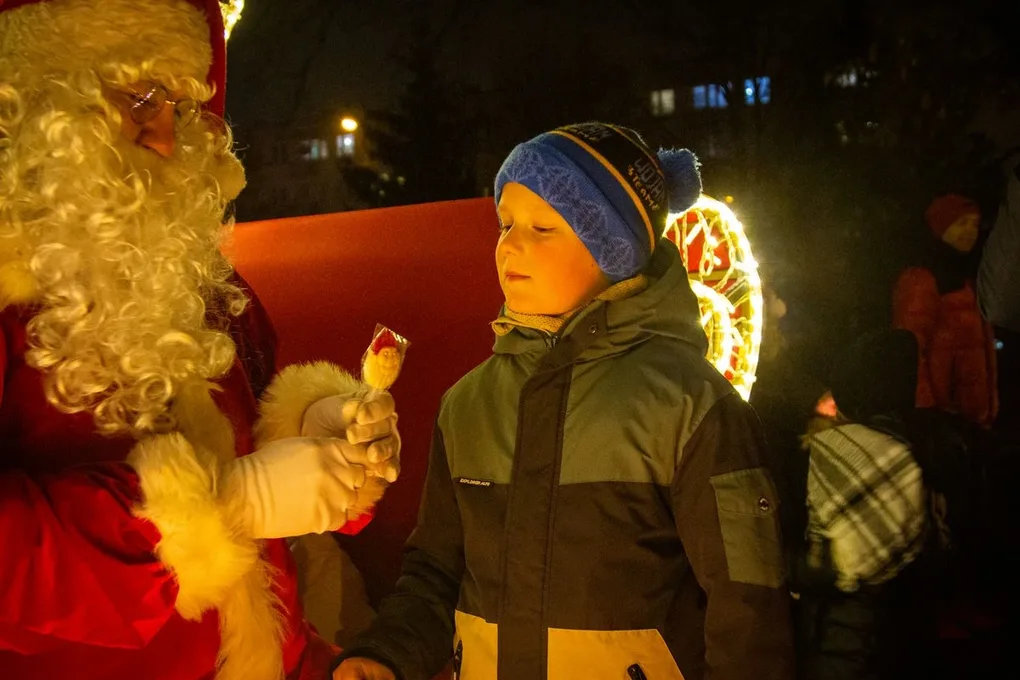 Miejska choinka już rozbłysła! Tak ostrowianie spędzili mikołajki (zdjęcia)