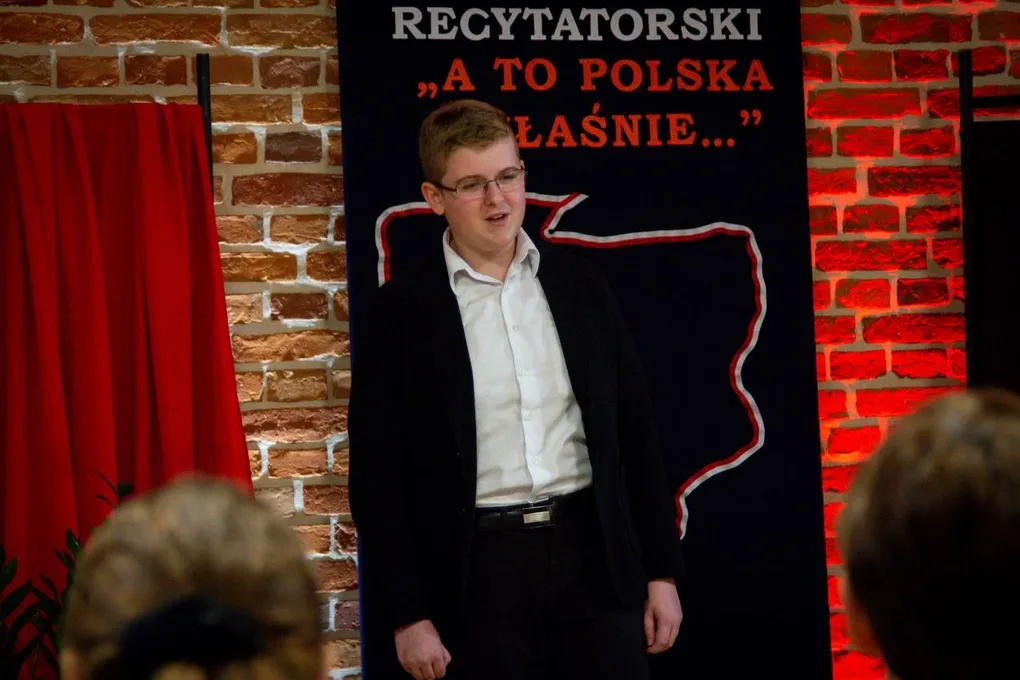 Uczniowie szkół podstawowych i ponadpodstawowych recytowali teksty patriotyczne (zdjęcia) 