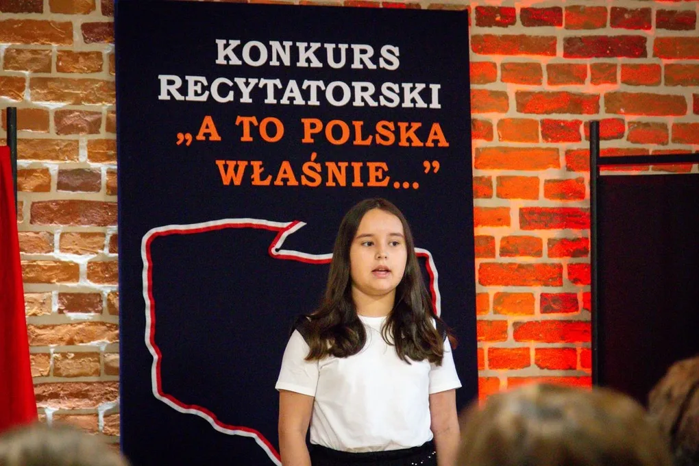 Uczniowie szkół podstawowych i ponadpodstawowych recytowali teksty patriotyczne (zdjęcia) 