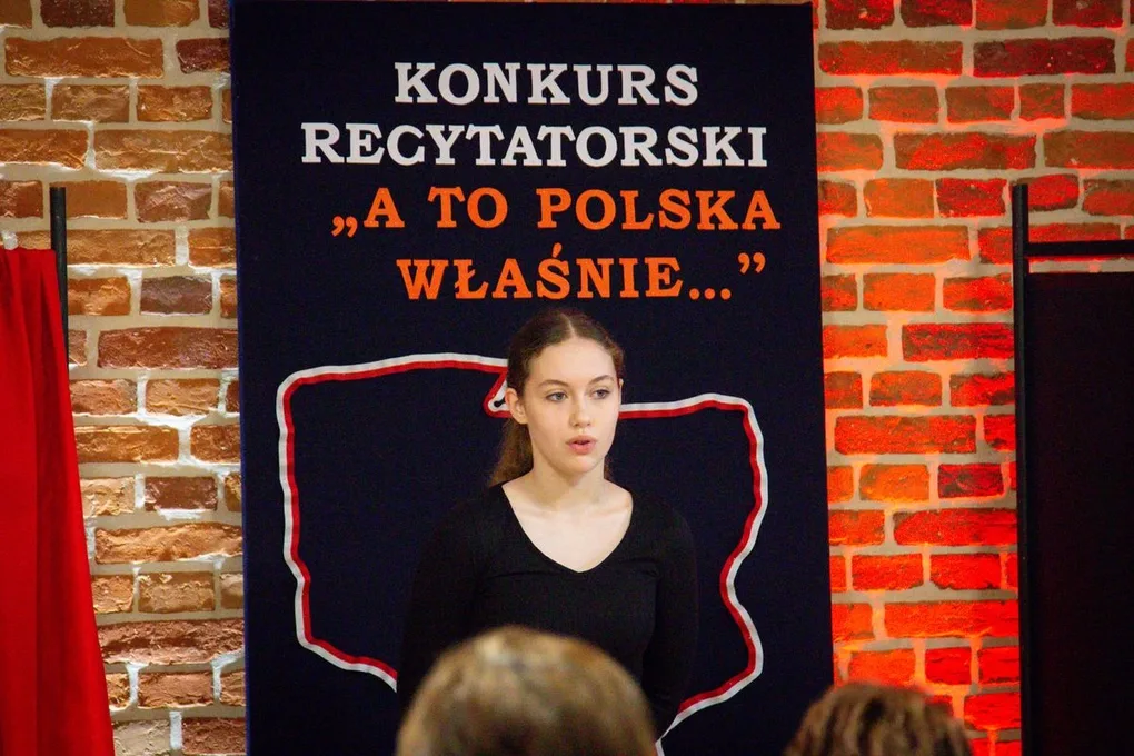 Uczniowie szkół podstawowych i ponadpodstawowych recytowali teksty patriotyczne (zdjęcia) 