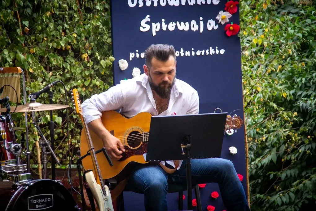 Ostrowianie wspólnie śpiewali pieśni i piosenki żołnierskie (zdjęcia) (wideo) 