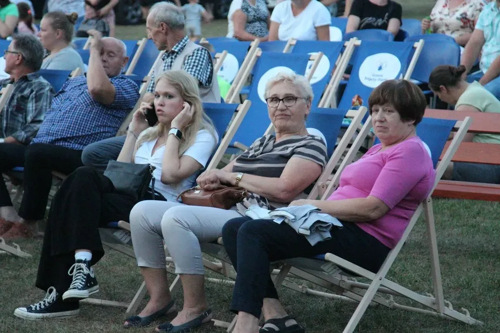 Kino plenerowe w Bogutach-Piankach. Na ekranie pojawił się film pt. "Wakacje Mikołajka" (zdjęcia)