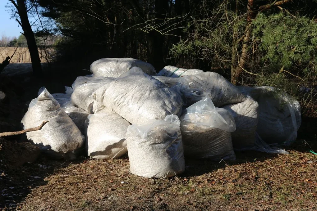 Miliony złotych w workach na wysypisku w Broku (zdjęcia)