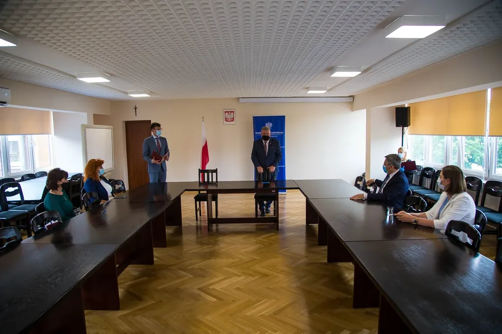 Podpisanie umów w ramach Rządowego Funduszu Rozwoju Dróg dla gmin (zdjęcia)