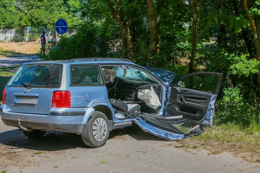Wypadek w Starej Grabownicy. Strażacy rozcinali volkswagena (zdjęcia, aktualizacja)