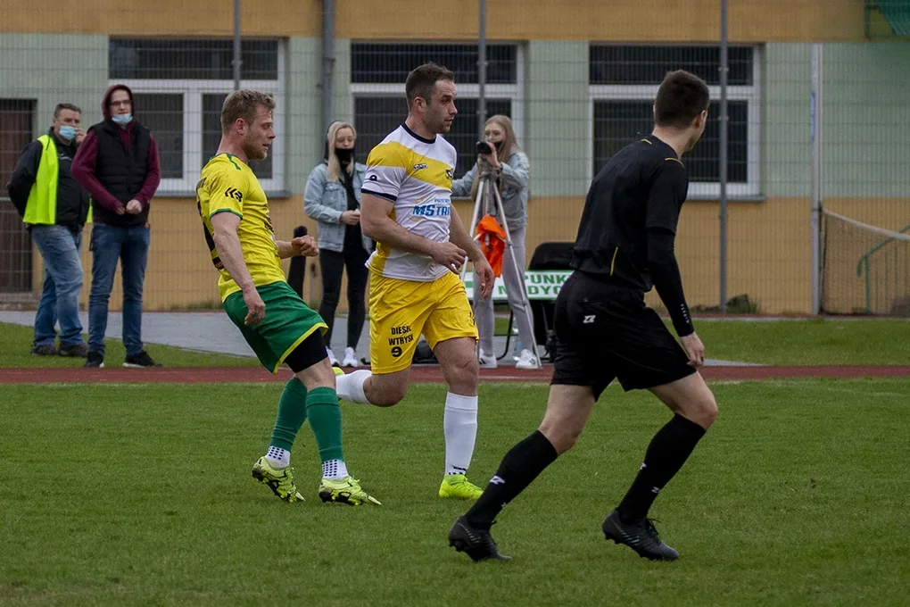 Status quo na górze. Derby na remis