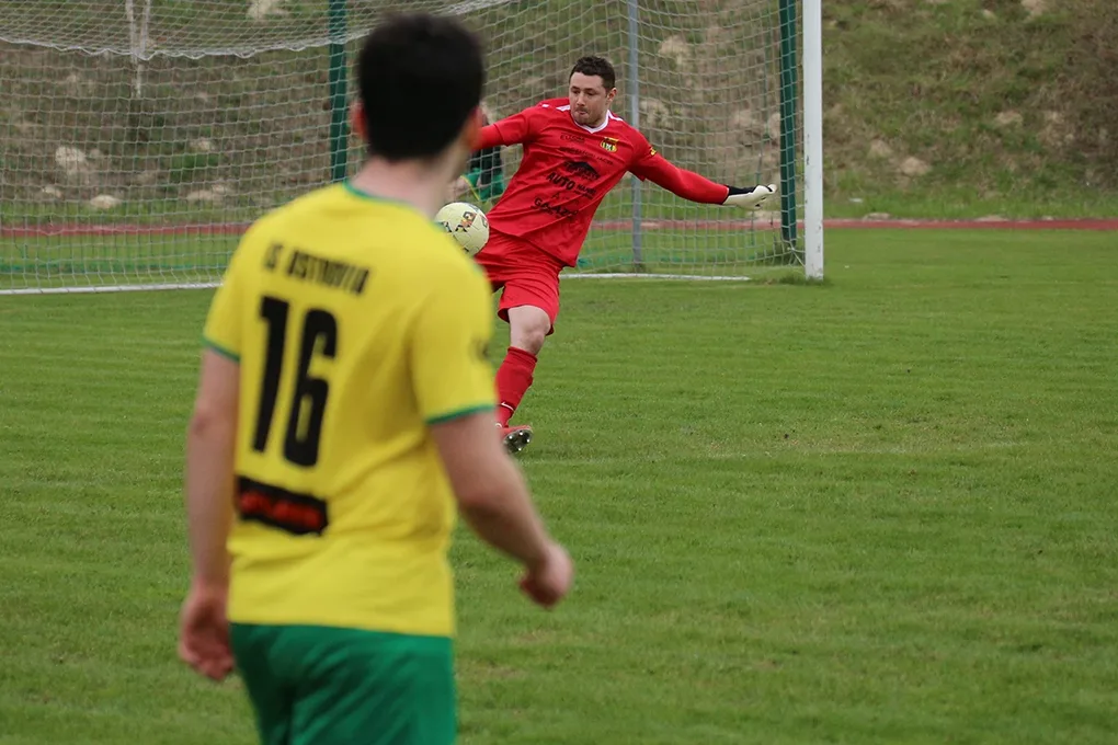 Status quo na górze. Derby na remis
