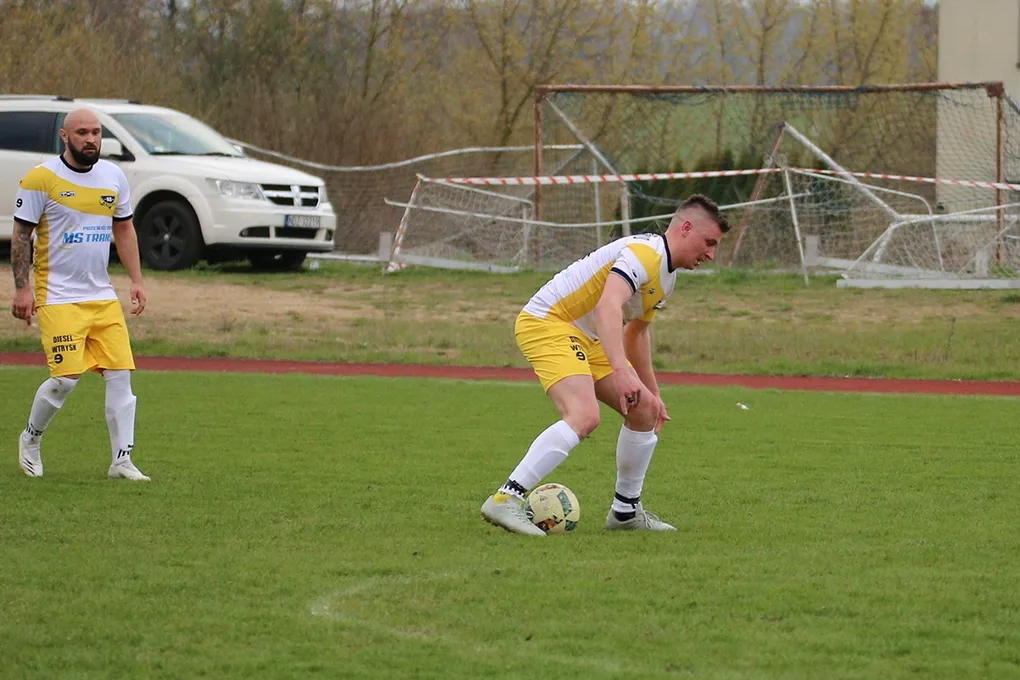 Status quo na górze. Derby na remis