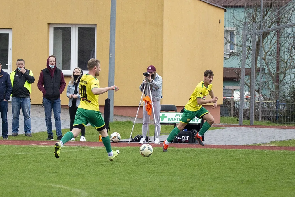Status quo na górze. Derby na remis