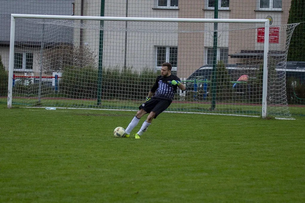 Status quo na górze. Derby na remis