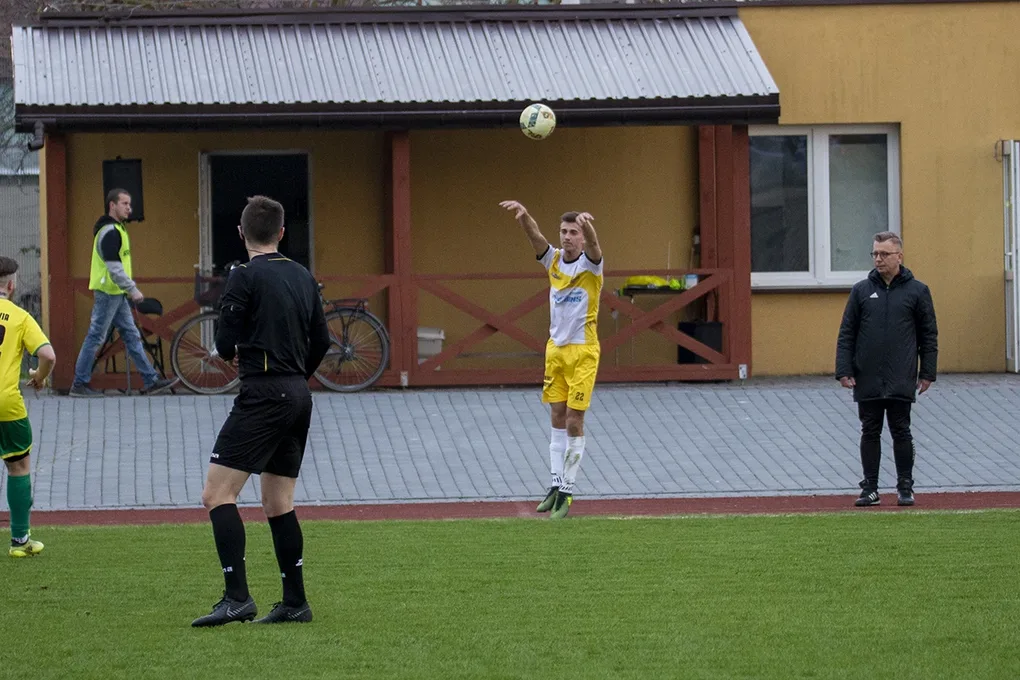 Status quo na górze. Derby na remis