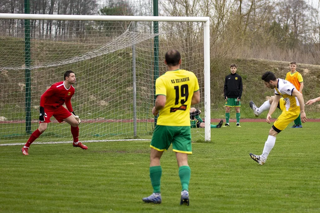 Status quo na górze. Derby na remis