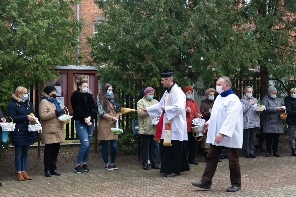 Święcenia pokarmów w Ostrowi Mazowieckiej i Komorowie (zdjęcia)