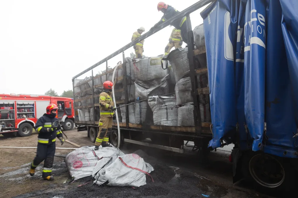 Pożar naczepy na drodze krajowej nr 60 w pobliżu Sielca (zdjęcia)