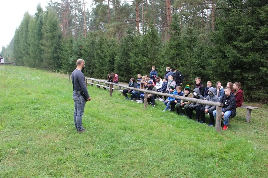 Uczniowie z Ostrowi Mazowieckiej z wizytą u sokolników (zdjęcia)