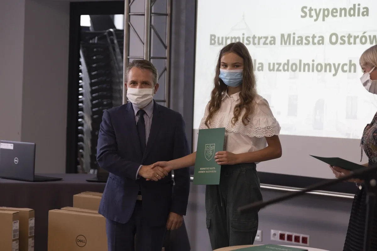 Wręczenie nagród dla najzdolniejszych uczniów w Ostrowi Mazowieckiej (zdjęcia)