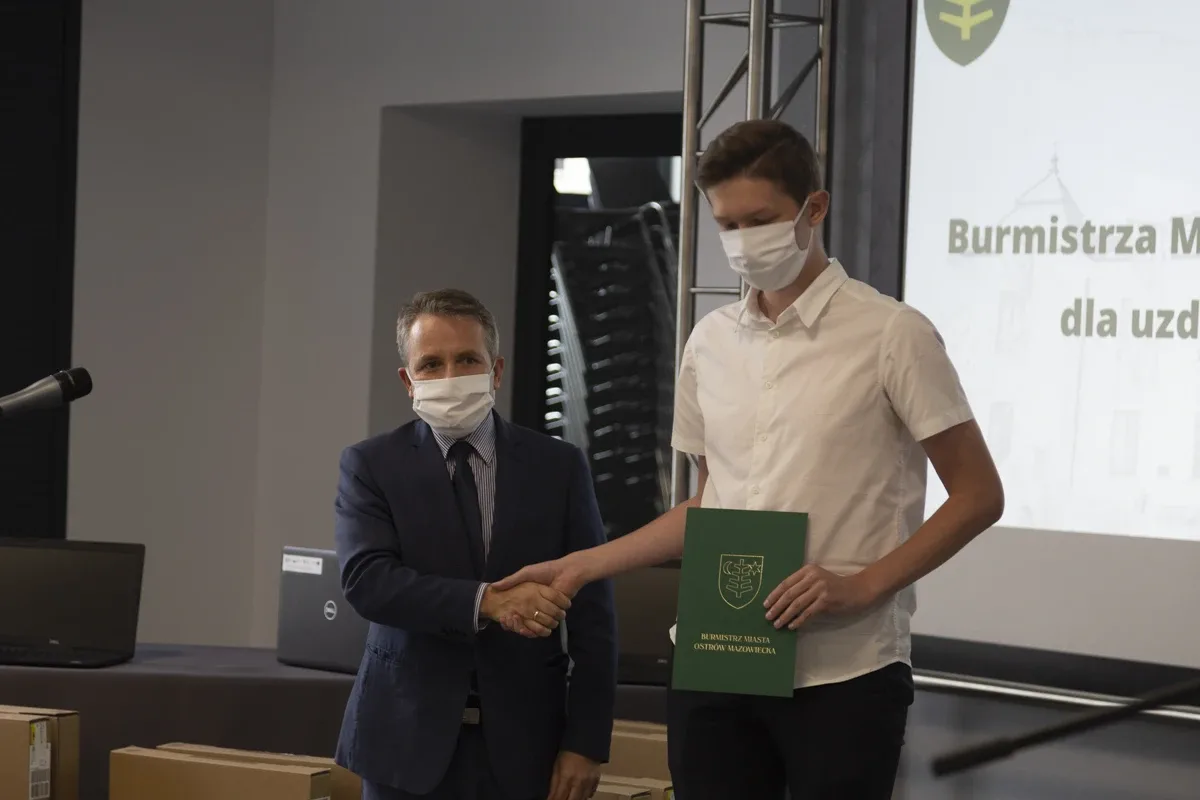 Wręczenie nagród dla najzdolniejszych uczniów w Ostrowi Mazowieckiej (zdjęcia)