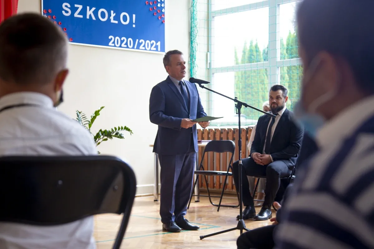 Rozpoczęcie roku szkolnego w "czwórce" (zdjęcia, wideo)