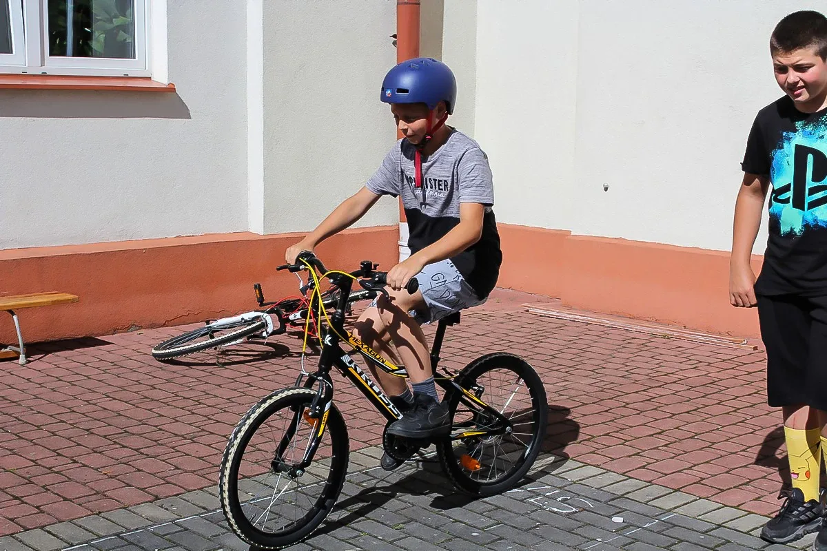 Uczniowie ostrowskiej "jedynki" zmierzyli się z egzaminem na kartę rowerową