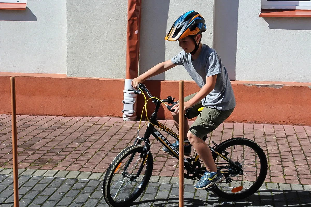 Uczniowie ostrowskiej "jedynki" zmierzyli się z egzaminem na kartę rowerową