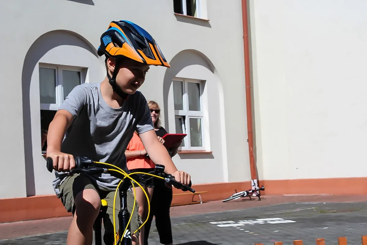Uczniowie ostrowskiej "jedynki" zmierzyli się z egzaminem na kartę rowerową
