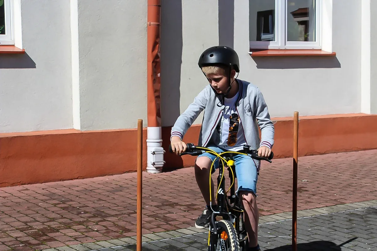 Uczniowie ostrowskiej "jedynki" zmierzyli się z egzaminem na kartę rowerową