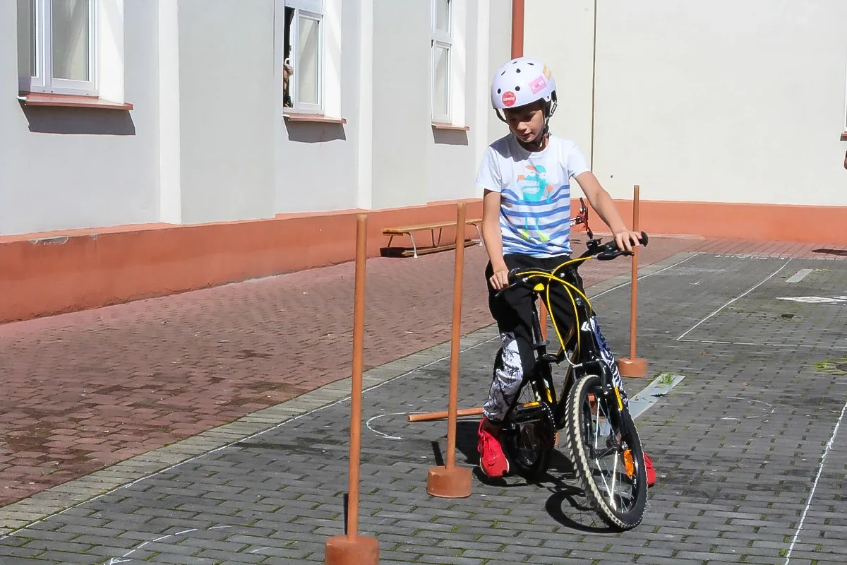 Uczniowie ostrowskiej "jedynki" zmierzyli się z egzaminem na kartę rowerową