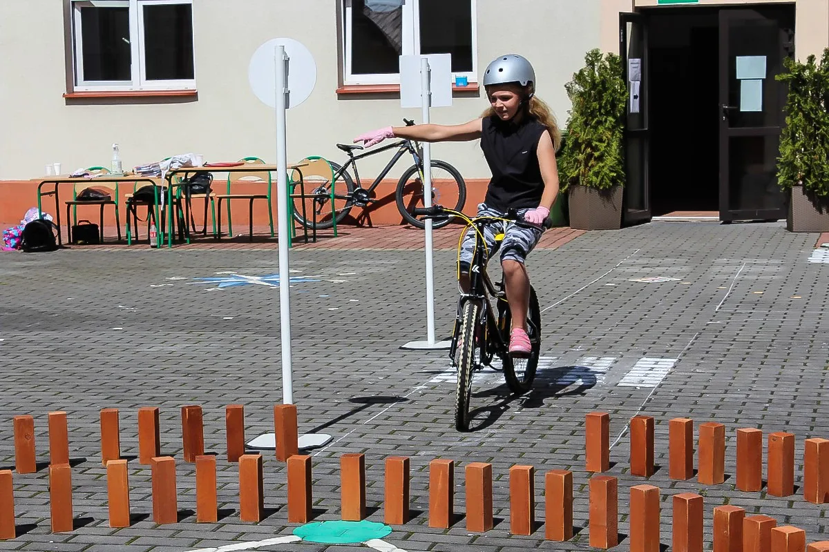 Uczniowie ostrowskiej "jedynki" zmierzyli się z egzaminem na kartę rowerową